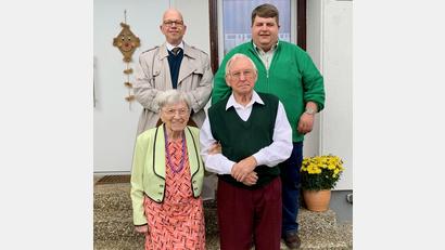 Bild: no
Lucie und Johannes Schliffka freuen sich über die Glückwünsche des Bürgermeisters Dieter Dehling (hinten rechts) und des evangelischen Pfarrers Thomas Schertel (hinten links).