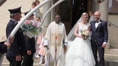 Bild: kro
Luisa Schedl und Alex Wölfl wurden nach der Trauung in der Großkonreuther Kirche von der Feuerwehr Dippersreuth im Ehrenspalier erwartet. Links Pfarrer Dr. Charles Ifemeje.