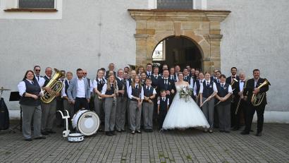 Bild: sak
Die Werkvolkkapelle Schlicht gratuliert den frisch verheirateten Musikerkollegen Laura und Andreas Kohl zur Hochzeit.