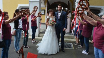 Bild: jr
Ein Brezen-Spalier wartete nach der kirchlichen Trauung auf Tamara Andritzky und Marco Hollmann.