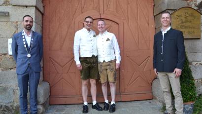 Bild: gi
Martin Braun (Zweiter von links) und Johannes Kett (Zweiter von rechts) haben geheiratet. Dazu gratulierten Bürgermeister Armin Bulenda (links) und der Standesbeamte Sebastian Sperl (rechts).