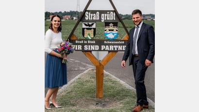 Bild: mab
"Wir sind Partner" und das ein Leben lang. Versprochen haben sich diesen Bund Peter und Lisa Neumeier (geborene Strunk) im Partnerort des Marktes an der Südsteierischen Weinstraße.