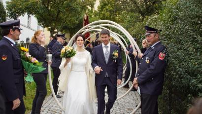 Bild: mmj
Die ersten gemeinsamen Schritte des jungen Brautpaares führten durch die Schlauchspirale der Feuerwehr.