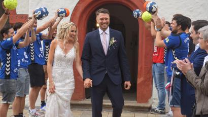 Bild: fppp
Nach der Trauung durchschritten Lisa Plank und Dominik Hartmann ein Ehrenspalier.