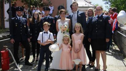 Bild: Mkr mkr
Das Brautpaar nach der Trauung mit einer Abordnung der Feuerwehr Waldthurn
