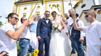 Bild: bey
Steckenpferde und Sonnenblumen – das frisch getraute Paar Mario und Stefanie Riedel ging freudestrahlend durch das bunte Spalier.