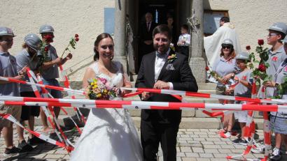 Bild: kro
Den Weg aus der Pfarrkirche St. Johannes in Großkonreuth musste sich das frisch vermählte Brautpaar Simone und Stefan Bartsch durch Absperrbänder mühsam erarbeiten.