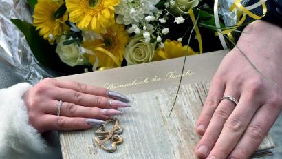 Bild: Stephan Huber
Zwei Paare haben sich am Schnapszahl-Tag 2.2.22 im Amberger Rathaus das Jawort gegeben.