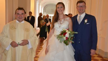 Bild: jr
Katharina Gerl und Carsten Broeker heirateten am Samstag in der Waldsassener Klosterkirche. Getraut wurden die beiden von Pfarrer Konrad Amschl.