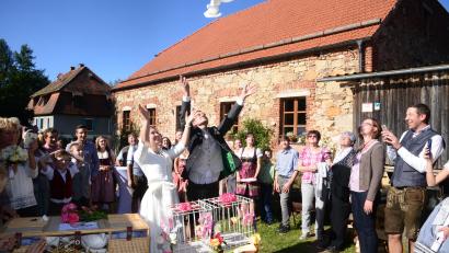 Bild: bey
Markus und Michaela Vitzthum lassen weiße Tauben aufsteigen, die zu ihrem Schlag in Lennesrieth, auch zukünftiger Wohnort des Paarer, zurückfliegen.