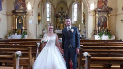 Bild: sl
Das frischvermählte Paar Theresa und Manuel beim Verlassen der St. Jakobuskirche.