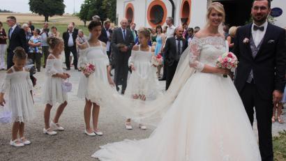 Bild: kro
Anja und Alexander Häuslmann haben in der Kappl-Kirche geheiratet. Mit im Bild die Brautmädchen Angelina, Philomena, Valentina und Emma.