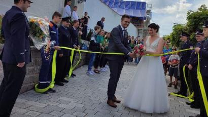 Bild: Sonja Zölch/exb
Das Jawort gaben sich Florian und Verena Thoma am Samstag in der Kirche Mariä Himmelfahrt in Beidl. Nach der Hochzeit erwartete die Feuerwehr Lengenfeld das Brautpaar im Ehrenspalier.