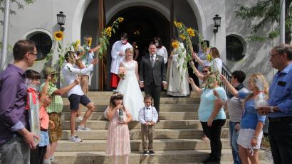 Bild: kro
"Großer Bahnhof" für Stefanie und Matthias Gradl und ihre Brautkinder Konstantin und Sara beim Verlassen der Pfarrkirche St. Nikolaus in Bärnau. Die Arbeitskollegen des Jobcenters standen Spalier.