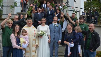 Bild: jr
Nach der Trauung in der Pfarrkirche St. Laurentius wurden Lena Friedl und Stefan Rosner von einem großen Ehrenspalier erwartet. Vorgenommen hatte die Trauung Pfarrer Otto Grillmeier, der eigens aus Salzburg gekommen war.