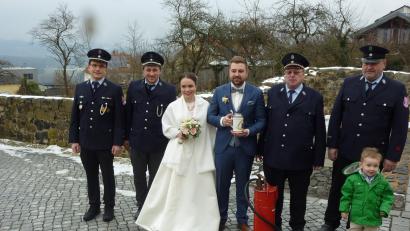 Bild: njn
Das frischvermählte Brautpaar Michaela Neumann und Philipp Schraml-Hösl mit (von links) den beiden Kommandanten Manuel Köllner und Rudi Schinner sowie den Vorsitzenden Willi Kraus und Franz Wenning.