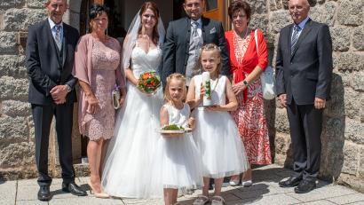 Bild: wms
Im Bild das Brautpaar mit ihren Eltern und den Brautkindern Hannah und Emilie.