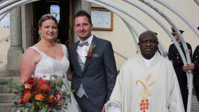 Bild: kro
Ein glückliches Brautpaar: Katja Scharnagl und Benedikt Kundrat nach der Trauung durch Pfarrer Dr. Charles Ifemeje.