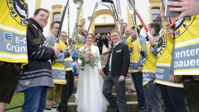 Bild: bey
Die Eishockeymannschaft Puckbusters Weiden stand nach der Trauung in der Kreuzbergkirche mit den Schlägern Spalier für Florian und Yvonne Knöferl.
