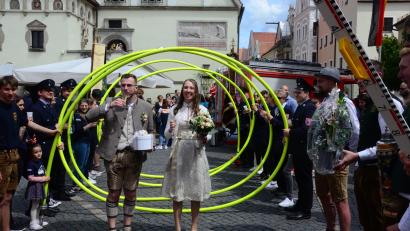 Bild: Kunz
Lukas und Sophie Alt haben geheiratet und schreiten durchs Schlauch-Spalier.