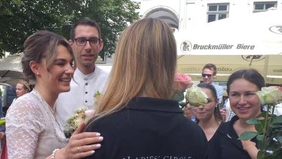 Bild: tk
Wenn die Kolleginnen vom Ladies' Circle ihrer Präsidentin Bine (links) zur Hochzeit gratulieren, hält sich Ehemann Simon Garcia y Rodriguez gern etwas zurück.