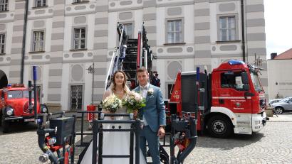 Bild: flm
Rebecca und David Lochner wurden nach dem Gottesdienst von der Feuerwehr Waldsassen empfangen. Mit der Drehleiter ging's hoch hinaus.