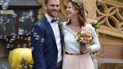Bild: tka
Susi und Patrick Arbogast feiern unter besonderen Hygienemaßnahmen ihre Hochzeit auf dem Amberger Marktplatz.