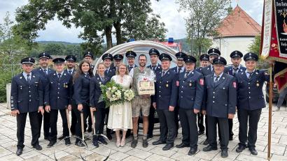 Bild: Kopp/exb
Bei der Feuerwehr sind sie fest verwurzelt: Sie steht auch nach der Trauung Spalier.