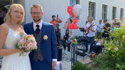 Bild: Dominik Wiedenbauer / exb
Eine Combo aus der "King Size Big Band" gratulierte Thorsten Willecke und Sophie Amann-Willecke mit einem Song der Beatles.