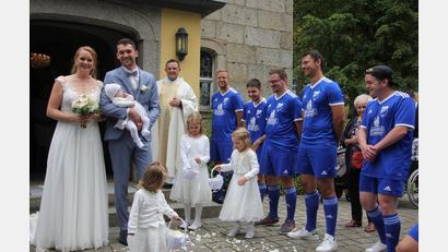 Bild: kro
Nadja und Philipp Hopfner gemeinsam mit Töchterchen Anni beim Verlassen der Steinbergkirche. Vorne die Brautmädchen Lea, Lina und Elisa, mit auf dem Bild Pfarrer Konrad Amschl und einige Fußballer der Kondrauer Sportfreunde.