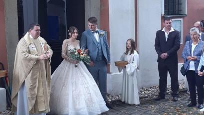 Bild: gz
Die Eslarnerin Lisa Wagner und der Moosbacher Martin Strigl geben sich in der Wieskirche vor Pfarrer Udo Klösel das Ja-Wort.