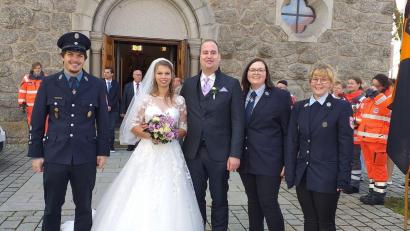 Bild: Silvan Rosner/exb
Das frisch vermählte Paar Anna und Christian Rosner nach der kirchlichen Trauung mit einigen Gratulanten vor der Pfarrkirche in Falkenberg.