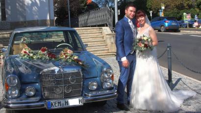 Bild: wro
Nach der kirchlichen Trauung wartete ein Mercedes-Oldtimer auf Carina und Christian Hegen. Ziel der Fahrt war Großbüchlberg, wo man mit den Eltern, Verwandten und Freunden Hochzeit feierte.