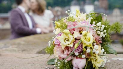 Symbolbild: Uwe Anspach/dpa
Das Brautpaar ist bei der Hochzeit als Teilnehmer gesetzt. Ansonsten entscheidet die aktuelle Inzidenz, wie viele Gäste eingeladen werden können.