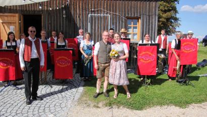 Bild: kro
Dies war ein besondere Hochzeitsüberraschung der Braut: Die Großkonreuther Blasmusik mit ihrem Leiter Markus Werner spielte dem Brautpaar ein Ständchen vor dem Dorfstodel in Hohenwald.