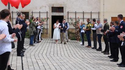 Bild: lei
Das Ehepaar Bianka und Sebastian Mattner schritt durch das Ehrenspalier ins gemeinsame Glück.