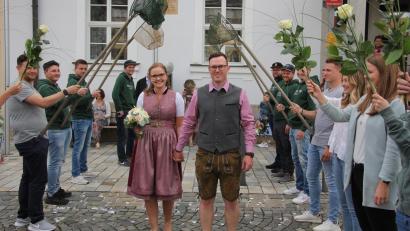 Bild: kro
Ein langes Ehrenspalier durchschritten Lena Schnurrer und Lars Siller.
