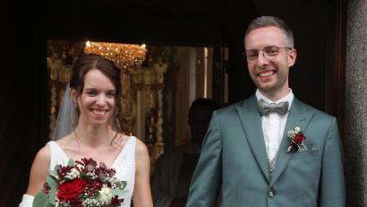 Bild: kro
Glücklich strahlend verlassen Katrin und Alexander Schwab nach der kirchlichen Hochzeit die Steinbergkirche.