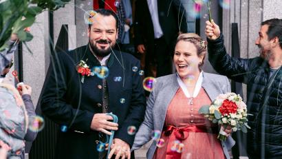 Bild: joz
Franziska Zrenner und Francesco Trubiano wurden nach der standesamtlichen Trauung vorm Rathaus von vielen Freunden im Ehrenspalier erwartet.