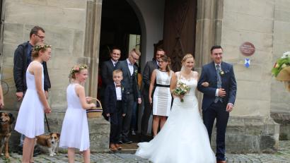 Bild: sne
Fast genau ein Jahr nach Heiratsantrag starten Lisa Schopf und Tobias Brandl nun auch mit geistlichem Segen in in die gemeinsame Zukunft.