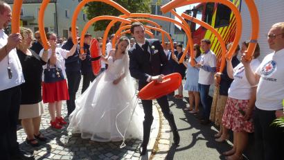 Bild: bk
Die Freunde von der Wasserwacht Weiherhammer bereiteten ihren beiden Aktivposten Andreas und Sabrina einen standesgemäßen Empfang. Das Paar schritt durch ein Schwimmnudelspalier zur Gratulationscour.