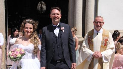 Bild: kro
Ein Traum ging in Erfüllung: Sandra Schreyer heiratete ganz im "Sissi-Stil" ihren Thomas Benner in der Waldsassener Basilika. Dekan Dr. Thomas Vogl (rechts) nahm die Trauung vor.