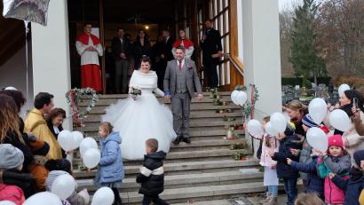 Bild: wlr
Fabian und Nora Weidensteiner wurden nach der Trauung von zahlreichen Gratulanten empfangen.