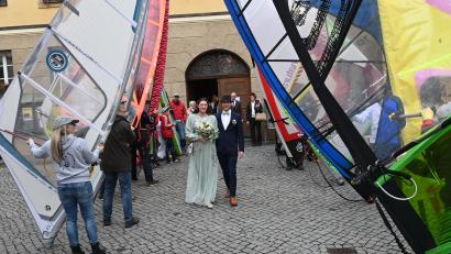 Bild: gf
Simone Hirsch und Thomas Baumgartl haben geheiratet. Vor dem Amberger Rathaus lief das Paar durch ein Spalier von bunten Surf-Segeln.