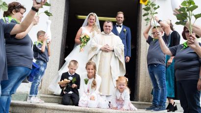 Bild: Fotostudio König
Das "Ja-Wort" gaben sich am Samstag Jennifer Gittel und Mario Storch aus Mitterteich in der katholischen Kirche St. Leonhard in Leonberg.