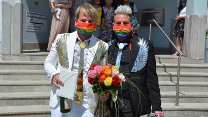 Bild: jr
Andy Neumaier (links) und sein Partner Heiko Langas ließen sich am Samstagnachmittag im Mitterteicher Rathaus trauen. Beide tragen künftig den Nachnamen Neumaier.