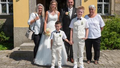 Bild: wms
Das Brautpaar Tina Löffler und Martin Peter mit den Müttern und den Söhnen Collin und Maximilian.