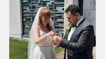 Bild: zer
Das Brautpaar Corinna und Markus Riedl bei ihrem besonderen Test. Ergebnis: Sie sind positiv auf ewige Liebe.