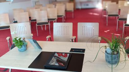Bild: Stadt Bärnau/exb
Standesamtlich heiraten in einem Raum, der barrierefrei zu erreichen ist. Das ist in Bärnau ab sofort möglich – im Seminarraum oberhalb des Cafés beim Geschichtspark. Die Örtlichkeit wurde im März als zusätzlicher Trauraum gewidmet. Der Stadtrat gab diese Neuerung mit gemischten Gefühlen frei.