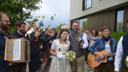 Bild: bk
Julian Kraus und Lena Schieder strahlen nach ihrer standesamtlichen Hochzeit beim Durchschreiten des Ehrenspaliers vor Freude.